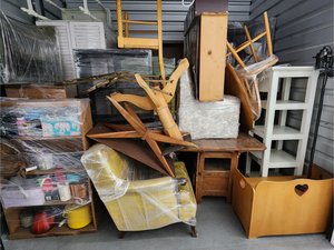 10 x 7 storage unit in Lancaster, CA