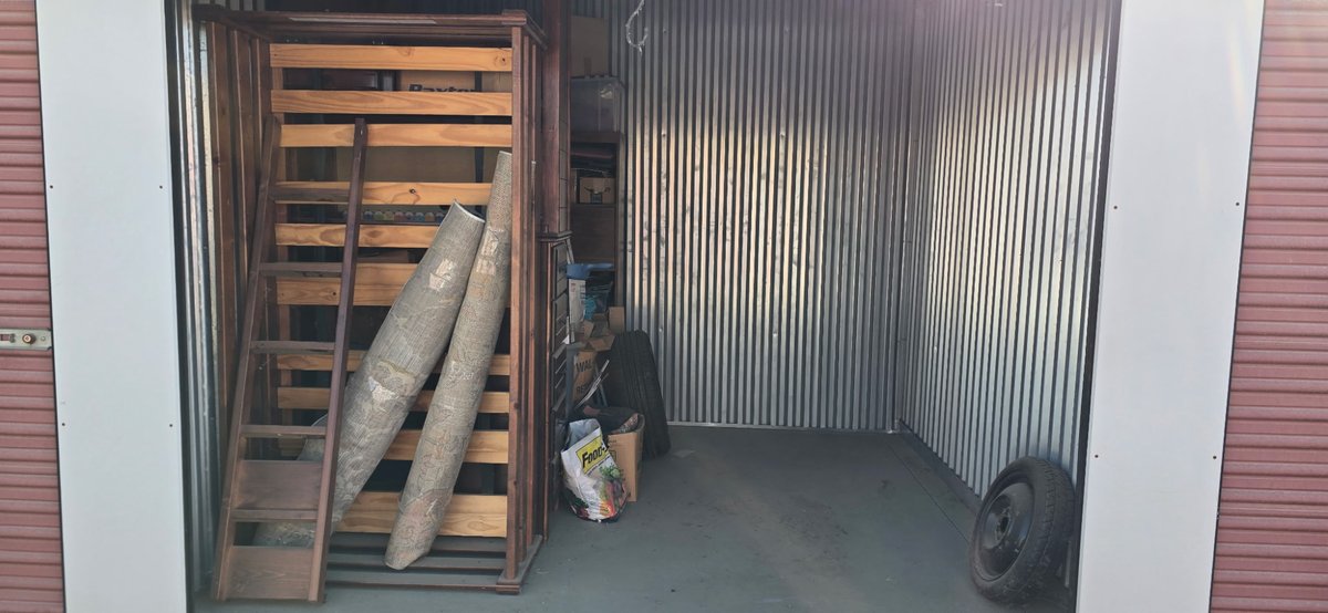 10 x 10 storage unit in Lemoore, CA