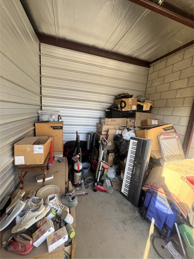 10 x 10 storage unit in Victorville, CA