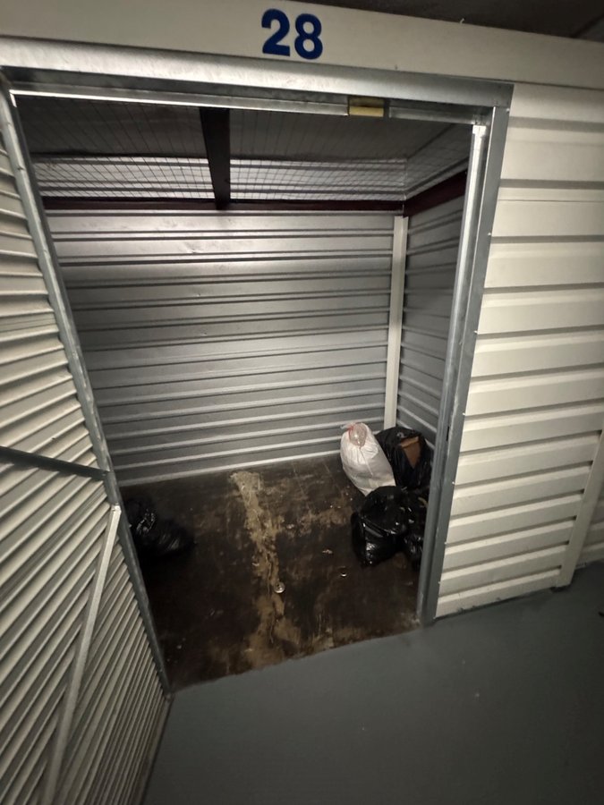 7 x 10 storage unit in Long Beach, CA