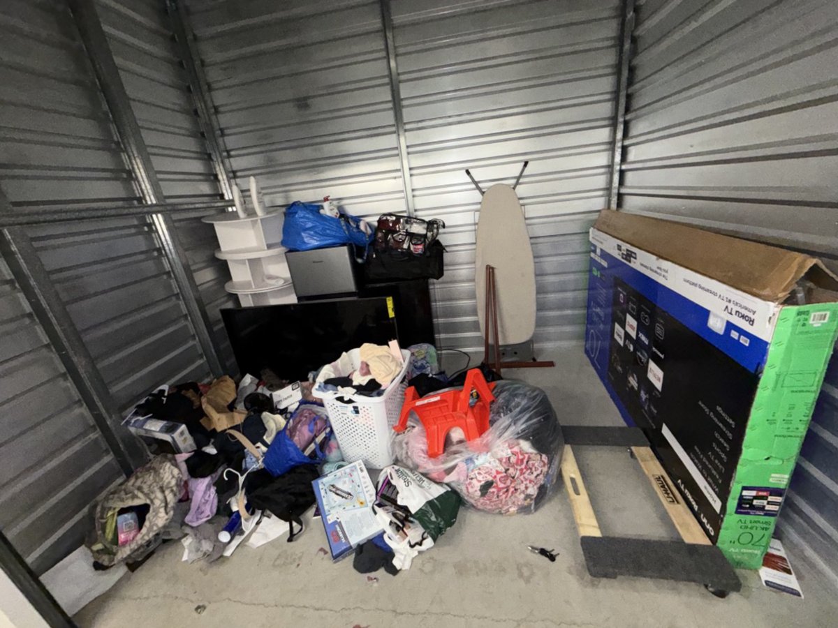 7 x 10 storage unit in Woodland Hills, CA