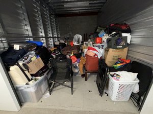 10 x 14 storage unit in Woodland Hills, CA