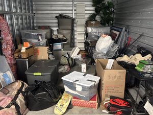 10 x 15 storage unit in Woodland Hills, CA