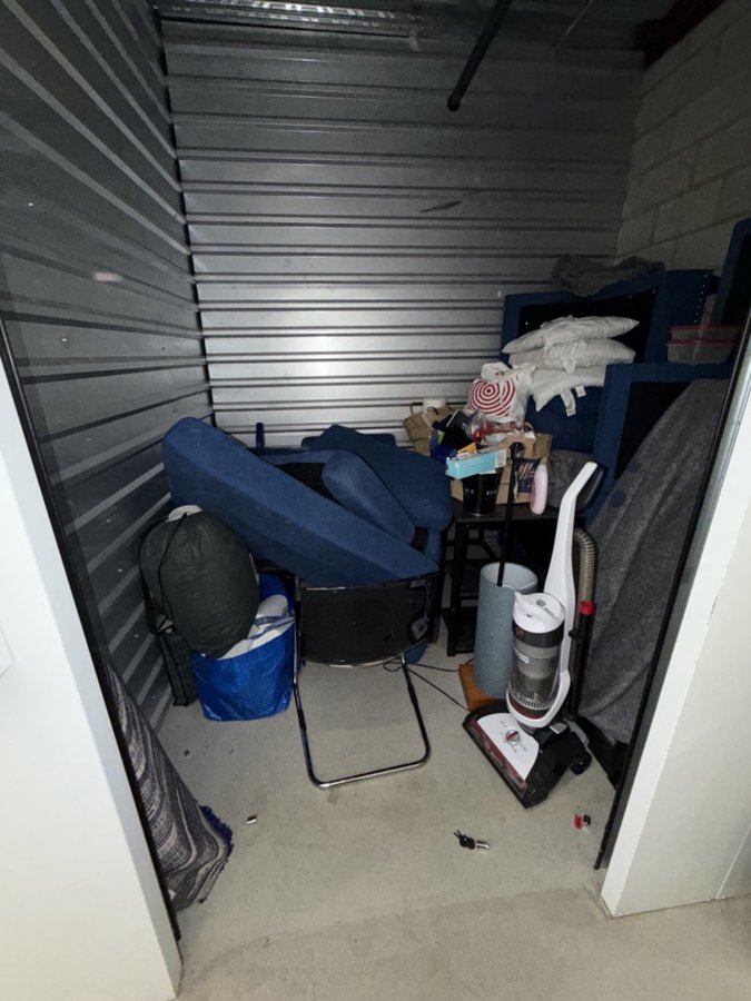 7 x 10 storage unit in Woodland Hills, CA
