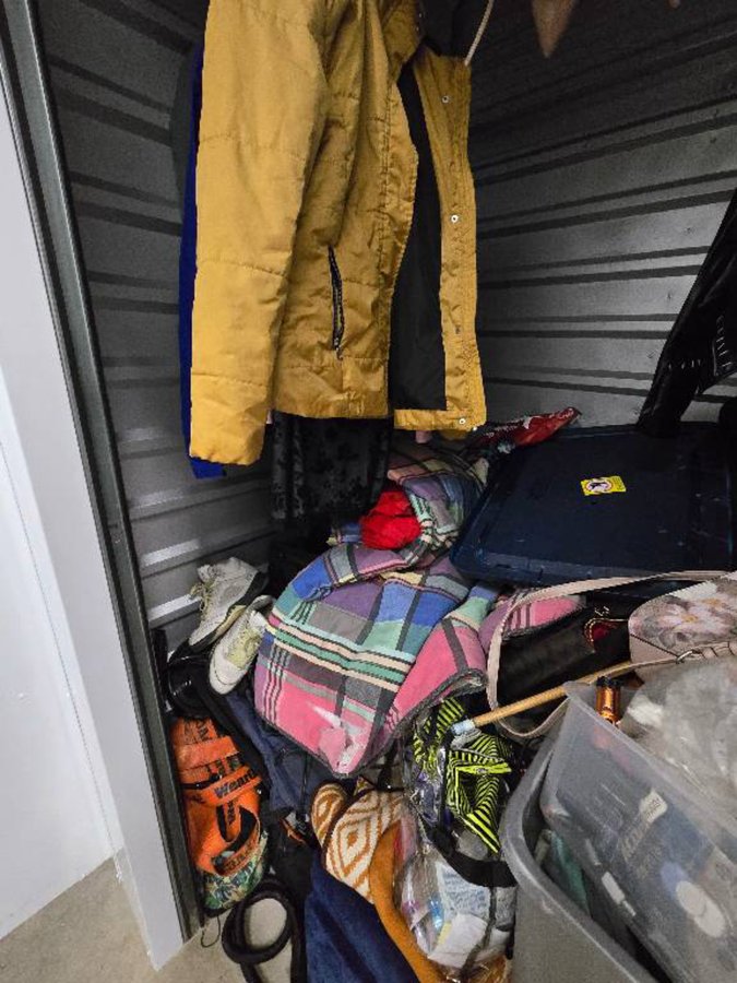 5 x 3 storage unit in Los Angeles, CA