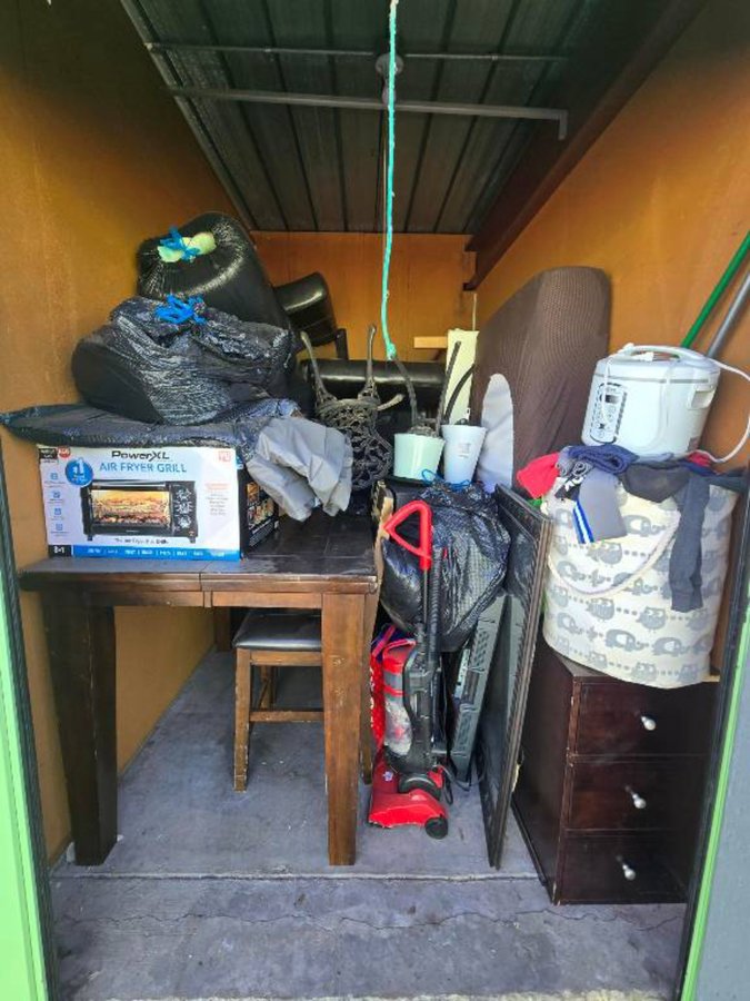 6 x 10 storage unit in Stockton, CA