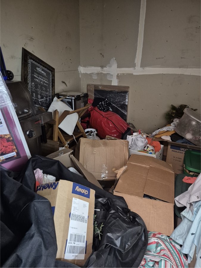 10 x 11 storage unit in Vista, CA