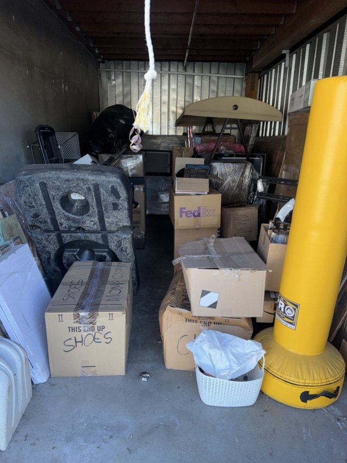 10 x 20 storage unit in Canoga Park, CA