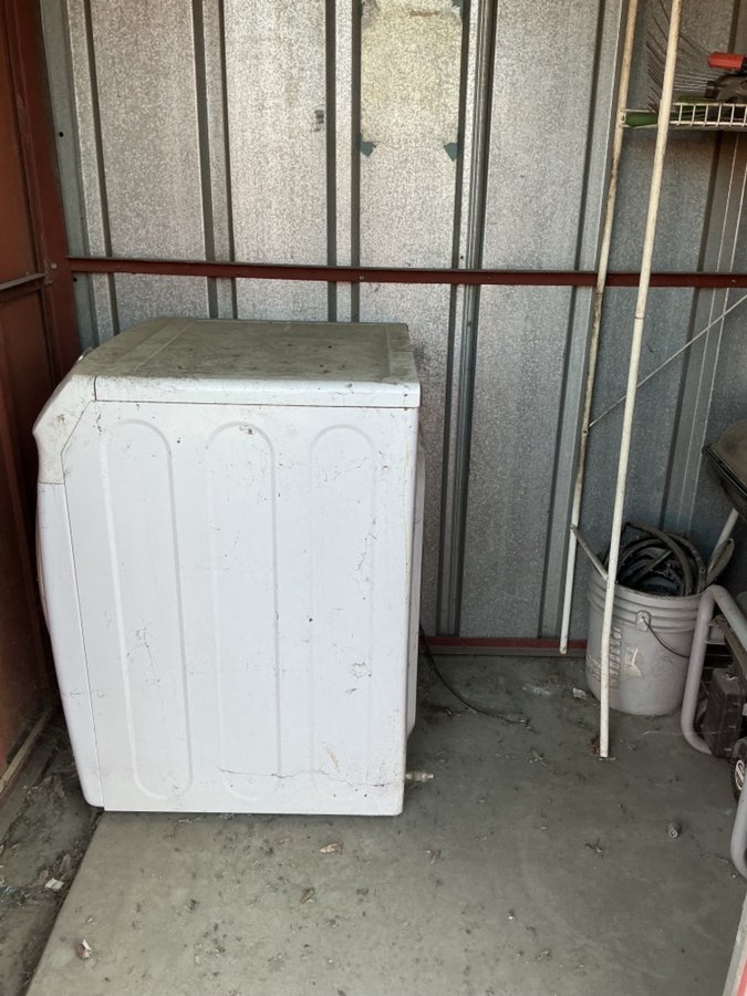 10 x 5 storage unit in Bakersfield, CA