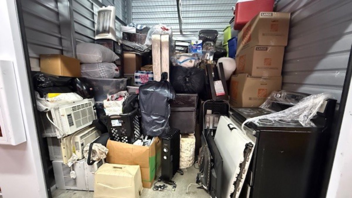 10 x 10 storage unit in Bay Shore, NY