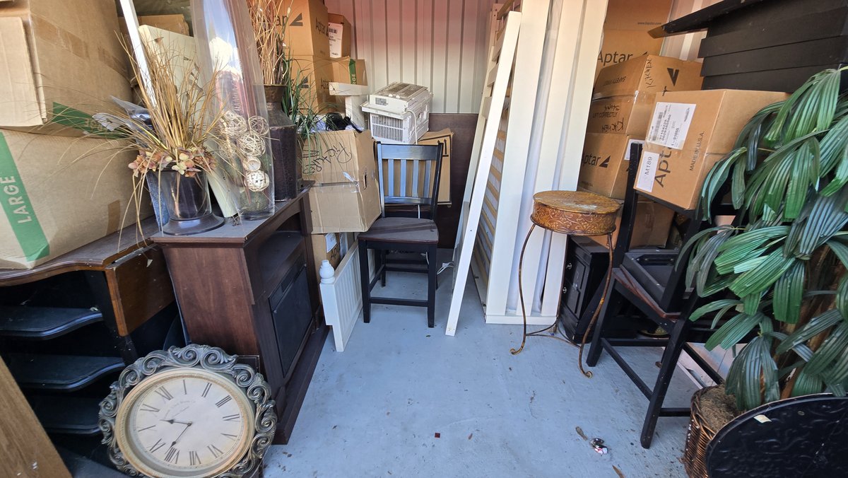10 x 10 storage unit in Aurora, IL