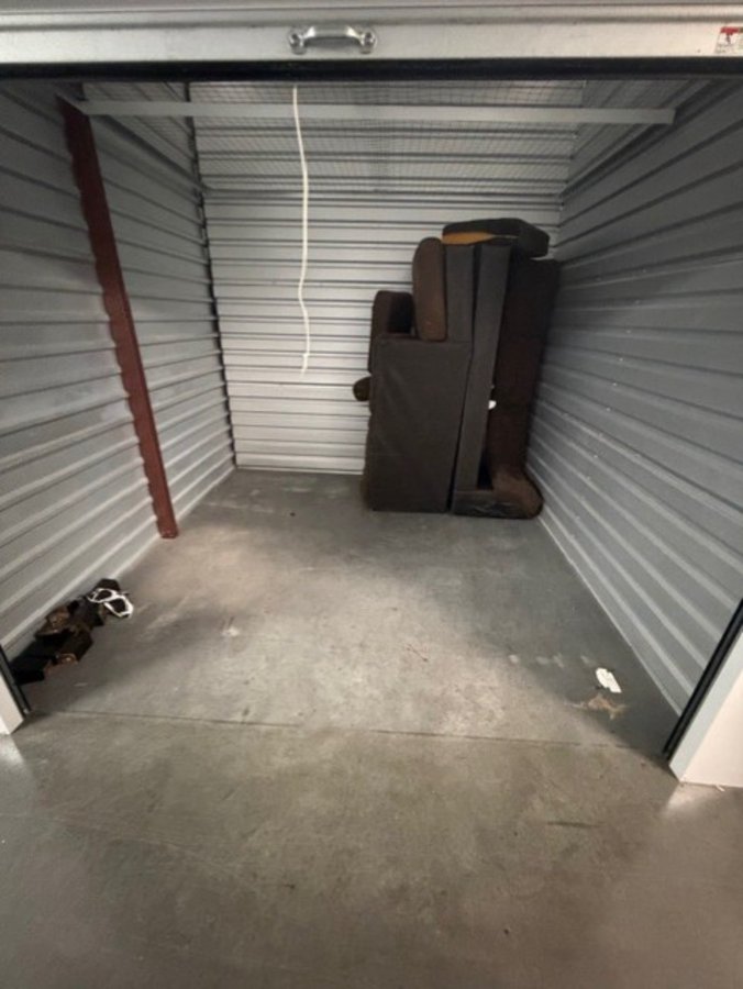 10 x 10 storage unit in Louisville, KY