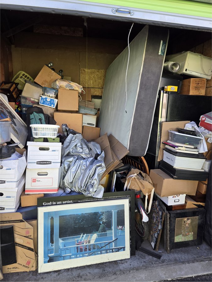 10 x 10 storage unit in Wilmington, CA