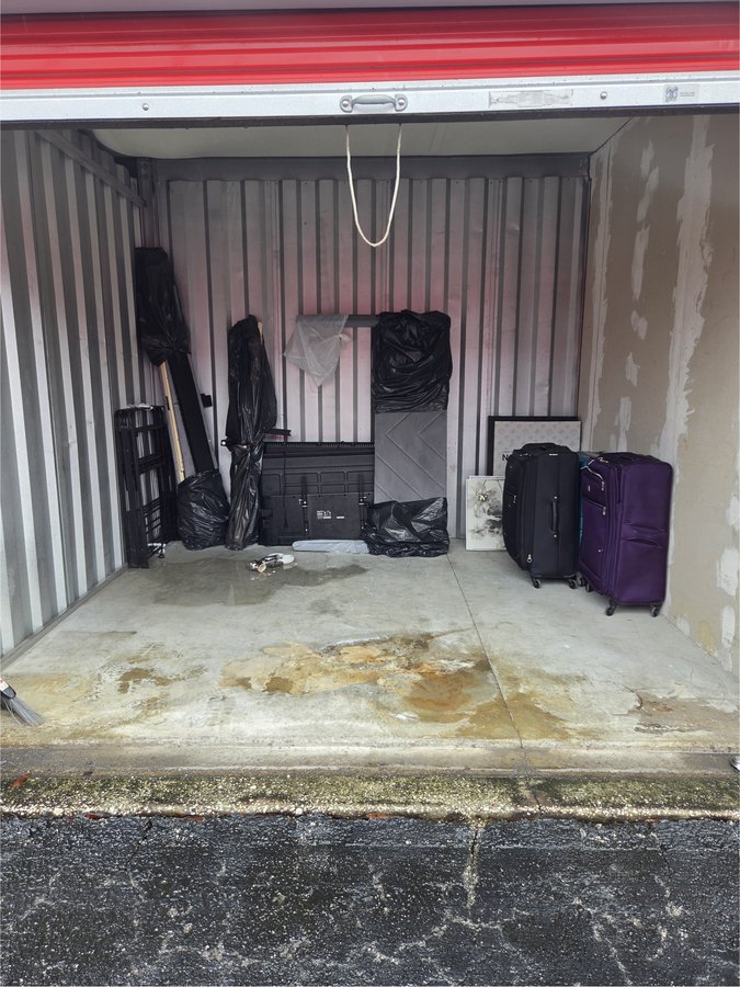 10 x 10 storage unit in Lutz, FL