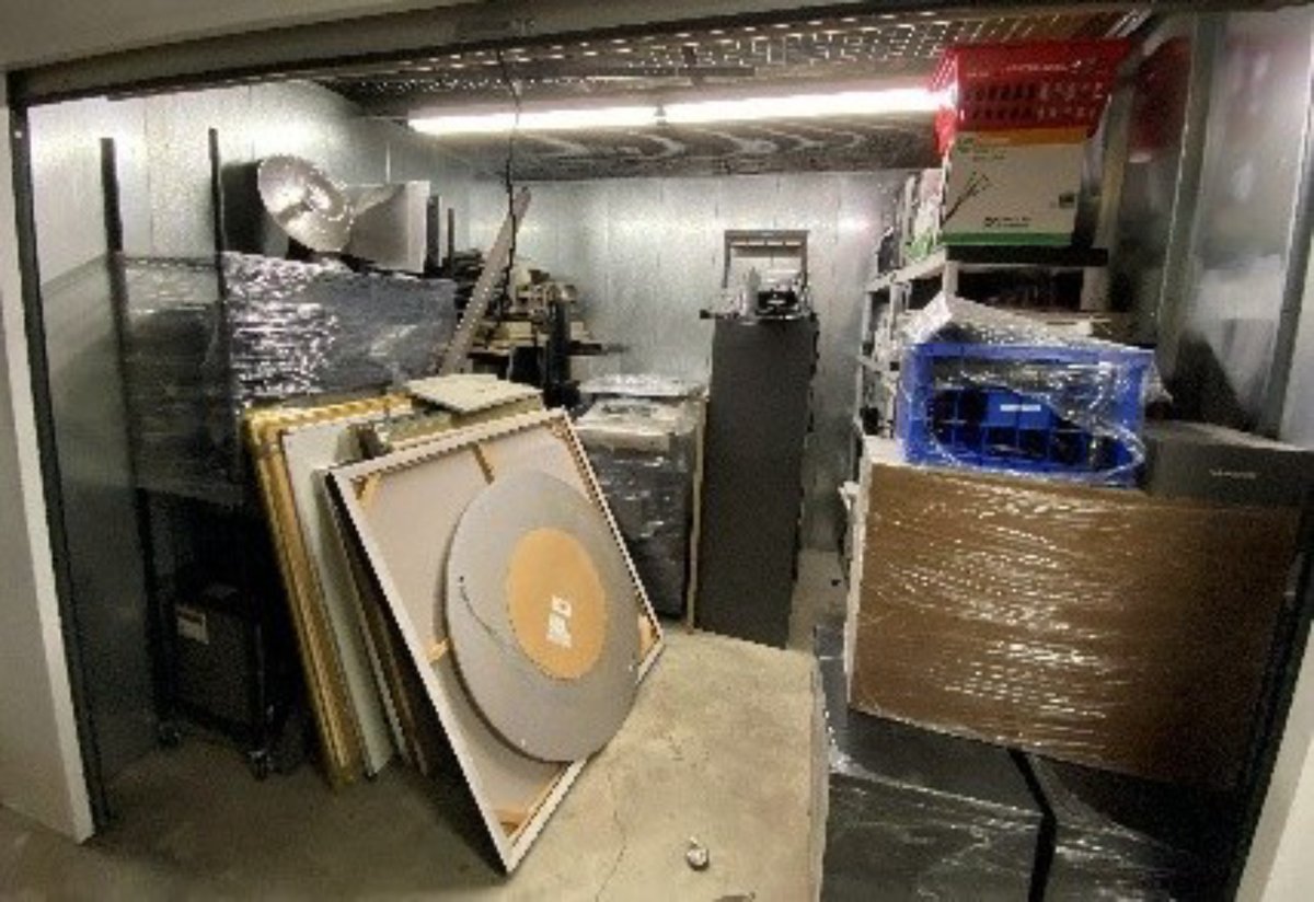 10 x 10 storage unit in Costa Mesa, CA