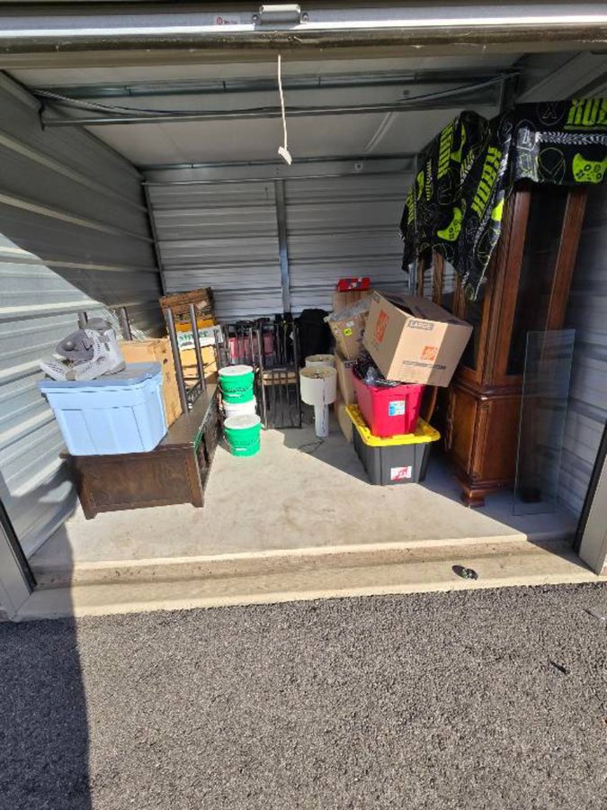 10 x 10 storage unit in Mchenry, IL