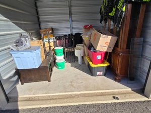 10 x 10 storage unit in Mchenry, IL