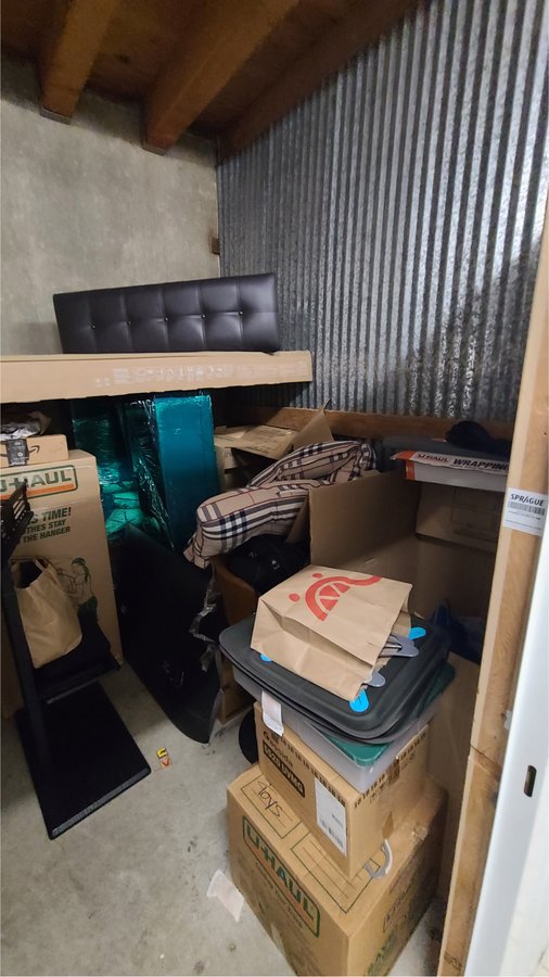 10 x 10 storage unit in Shoreline, WA