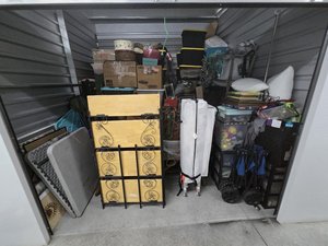 10 x 10 storage unit in Lancaster, CA