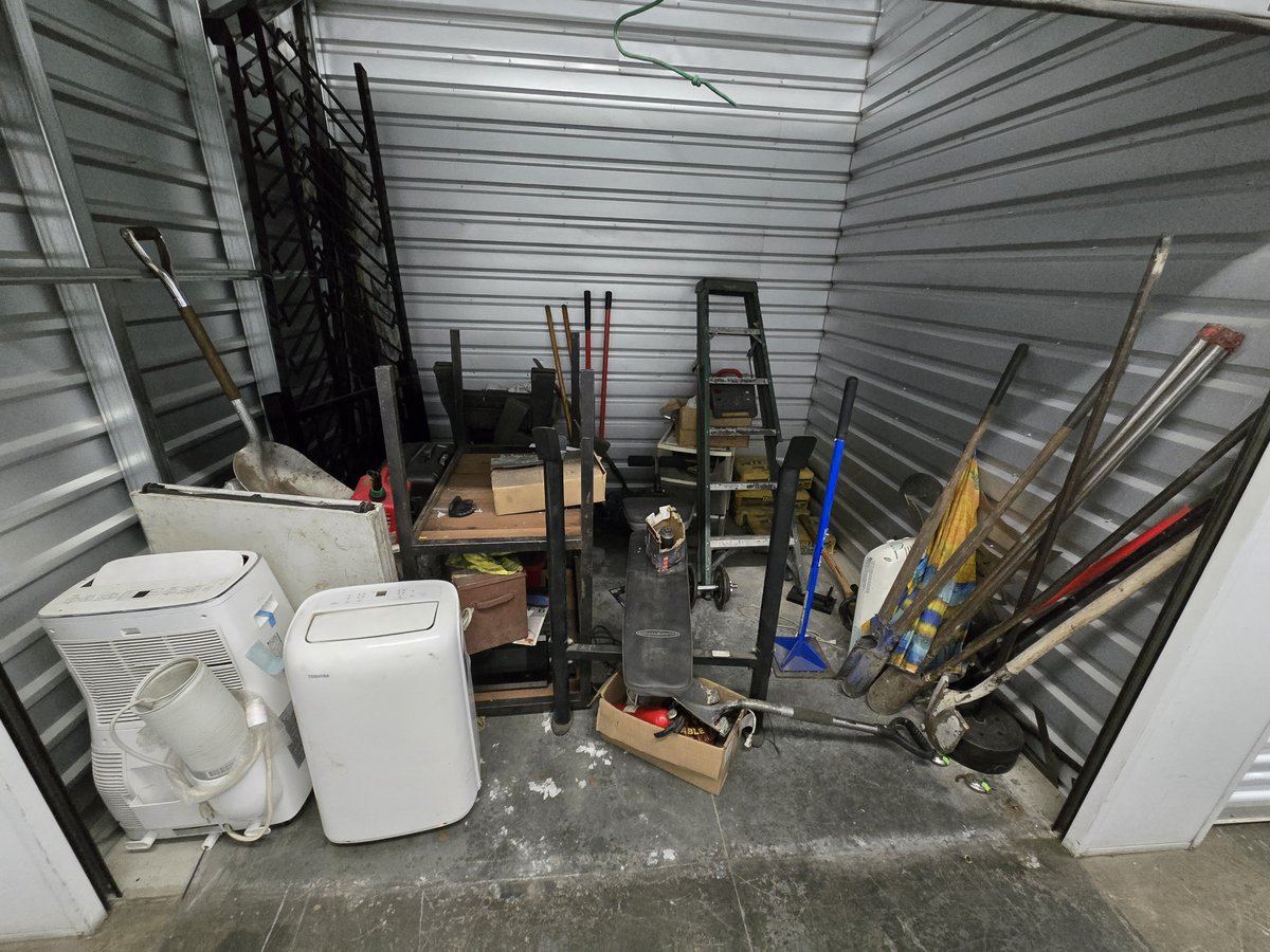 10 x 10 storage unit in Sylmar, CA