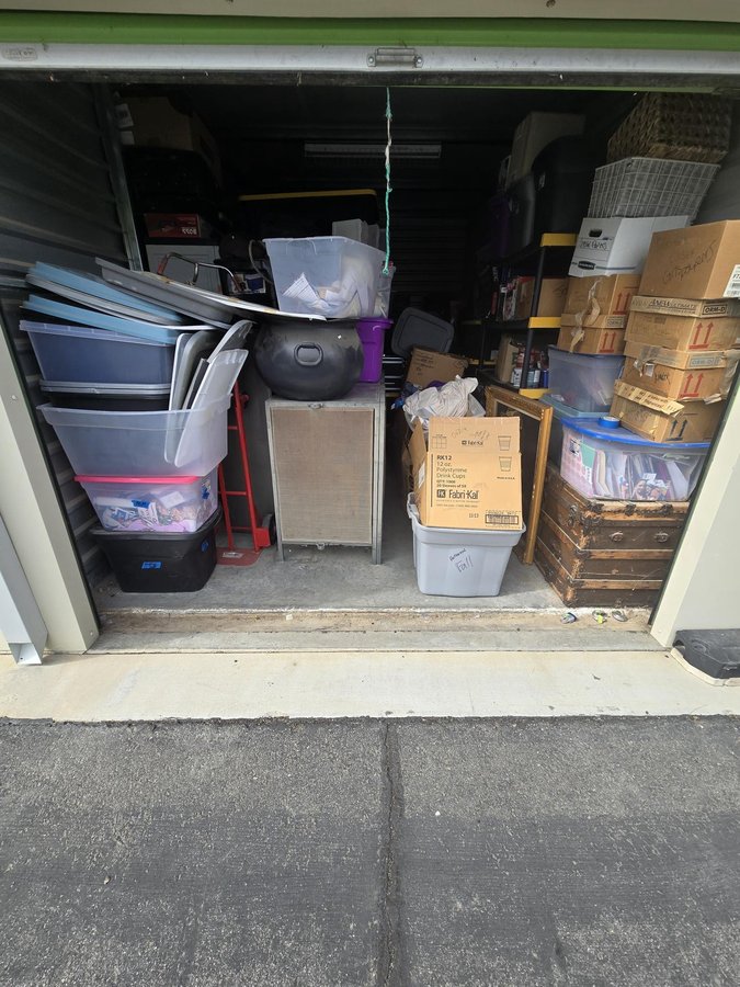 10 x 20 storage unit in Lancaster, CA