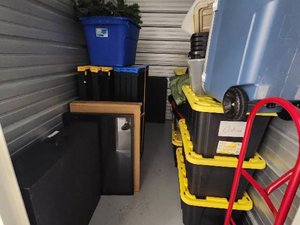 5 x 10 storage unit in Brandon, FL