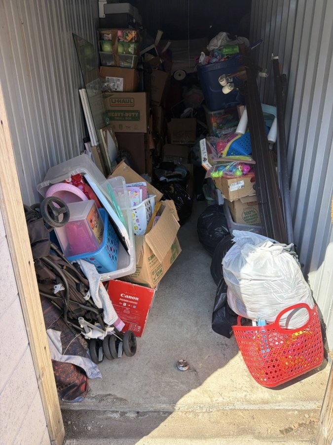 10 x 15 storage unit in Roseville, MI
