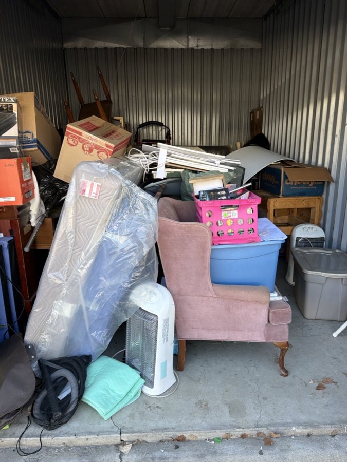 10 x 15 storage unit in Roseville, MI
