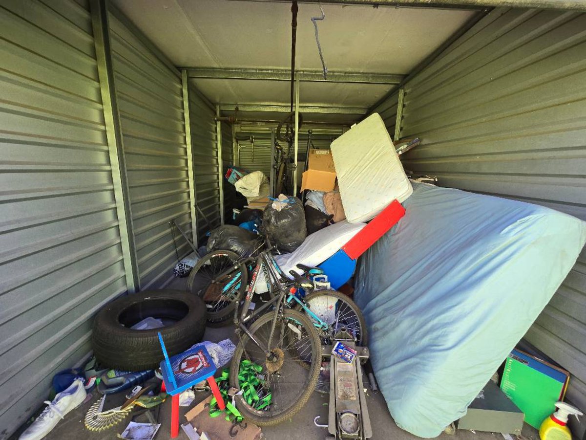 10 x 10 storage unit in Fontana, CA