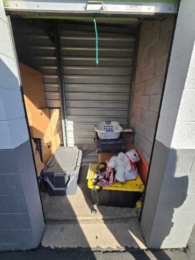 10 x 4 storage unit in Fontana, CA