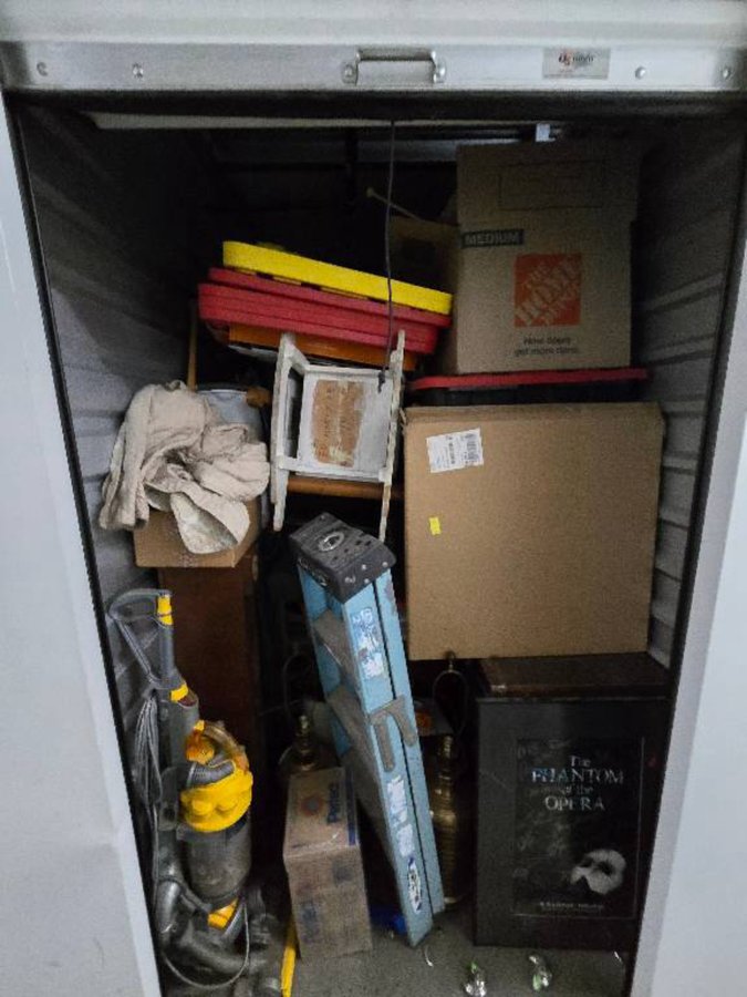 5 x 10 storage unit in Fontana, CA