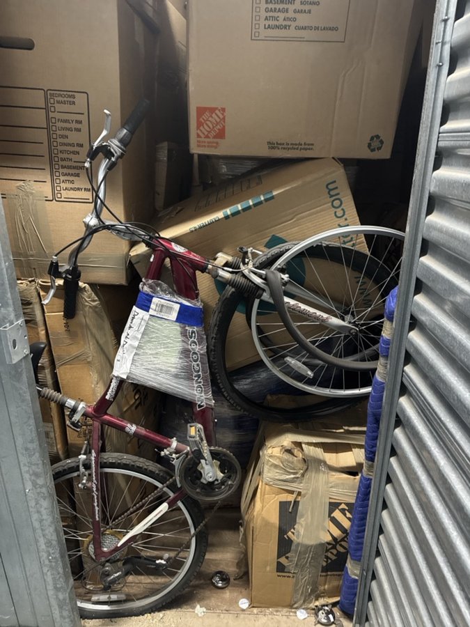 10 x 10 storage unit in Tujunga, CA