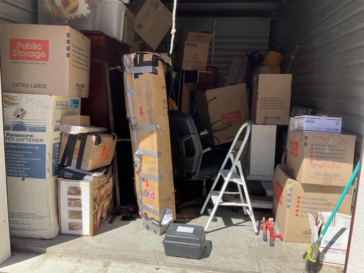 10 x 20 storage unit in Santa Clarita, CA