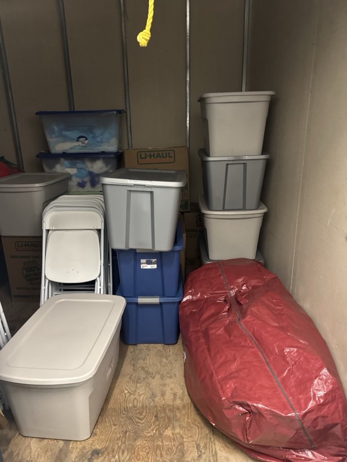 10 x 10 storage unit in Tujunga, CA
