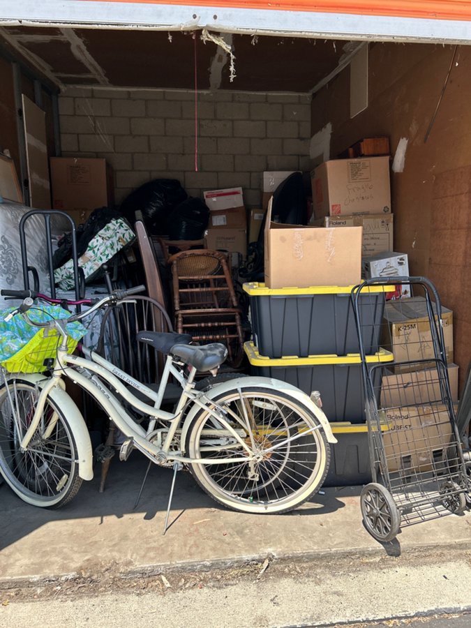 10 x 15 storage unit in Wilmington, CA