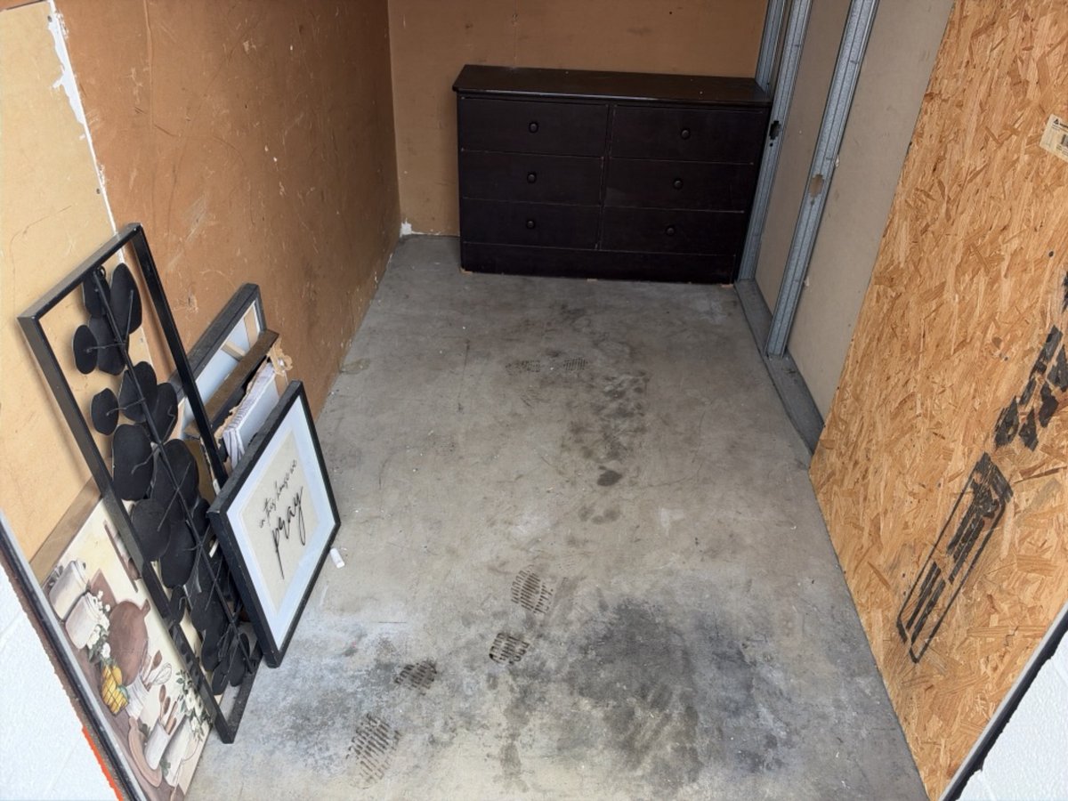 5 x 10 storage unit in Wilmington, CA