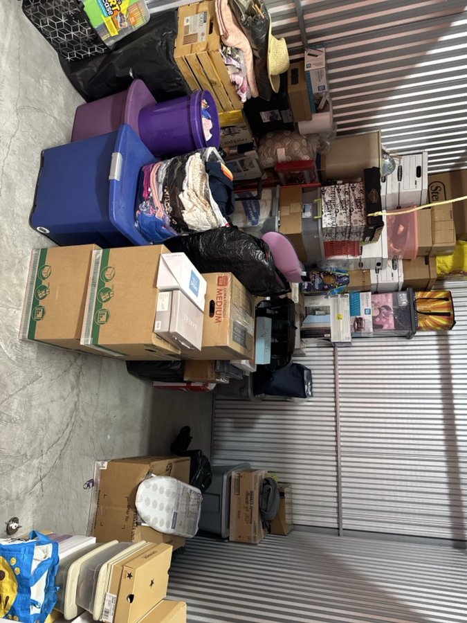 10 x 10 storage unit in Long Beach, CA