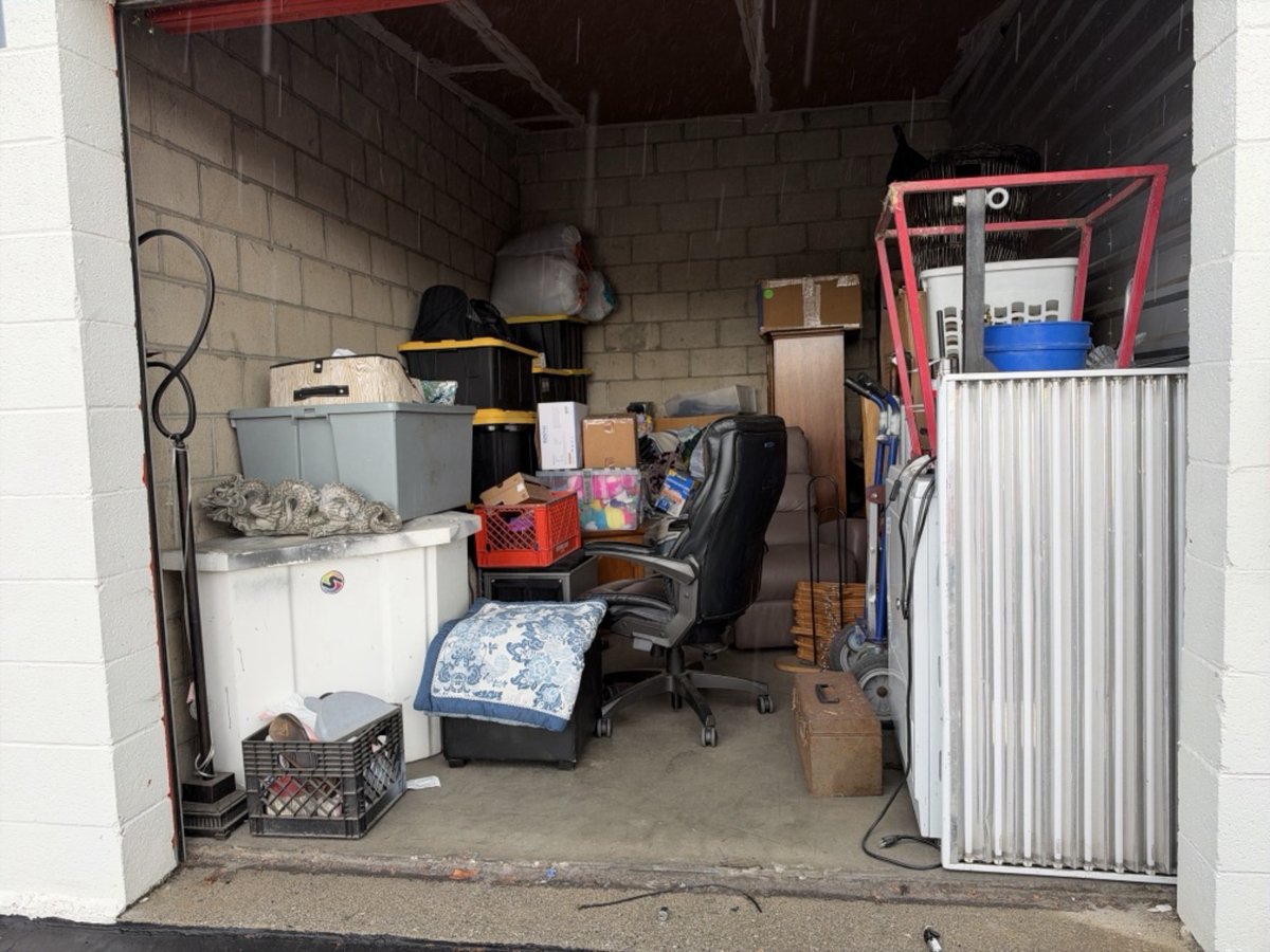 10 x 15 storage unit in Wilmington, CA