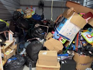 10 x 10 storage unit in Long Beach, CA