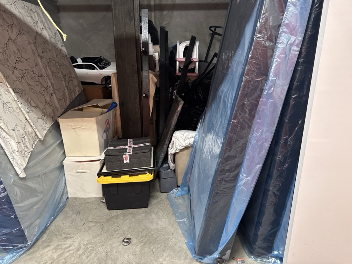 10 x 10 storage unit in Long Beach, CA