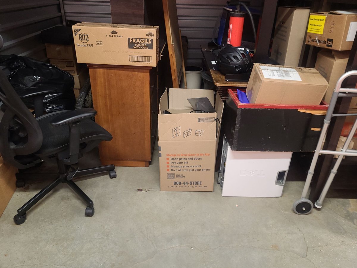 10 x 10 storage unit in Portland               , OR