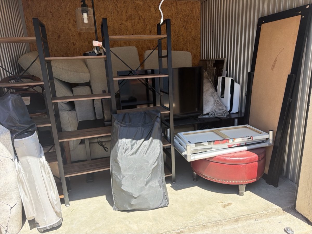 10 x 10 storage unit in Aurora, CO