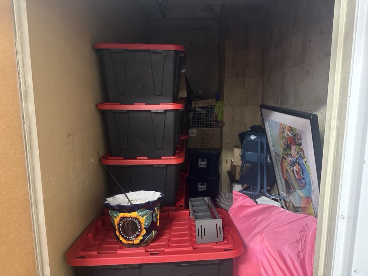 5 x 8 storage unit in Los Angeles, CA
