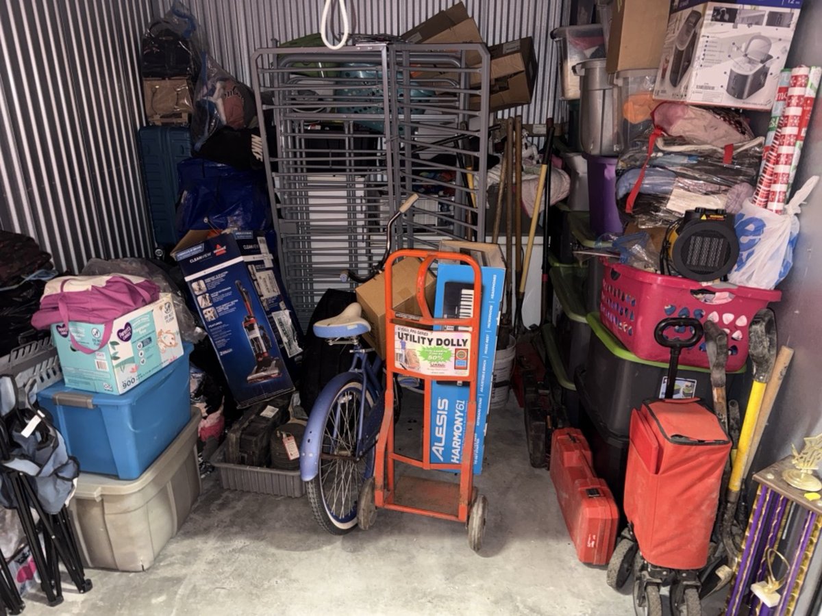 10 x 10 storage unit in Los Angeles, CA