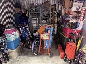 10 x 10 storage unit in Los Angeles, CA