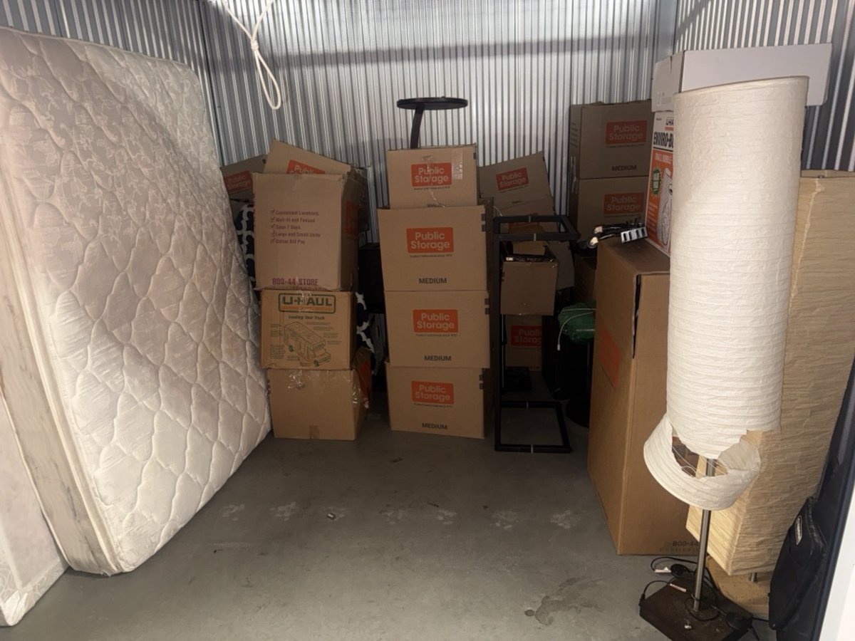 10 x 10 storage unit in Glendale, CA