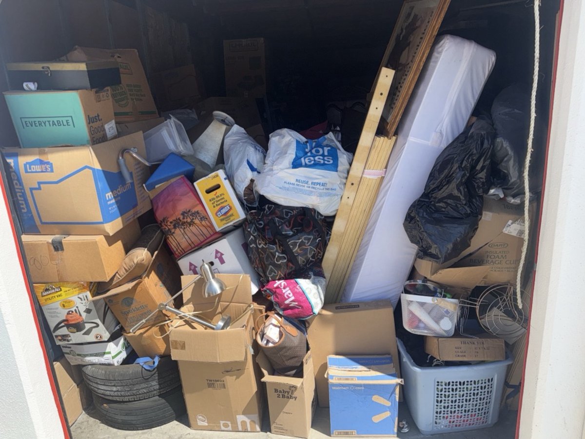 10 x 25 storage unit in Los Angeles, CA