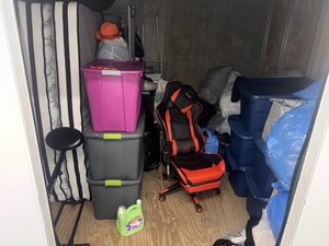 10 x 10 storage unit in Los Angeles, CA