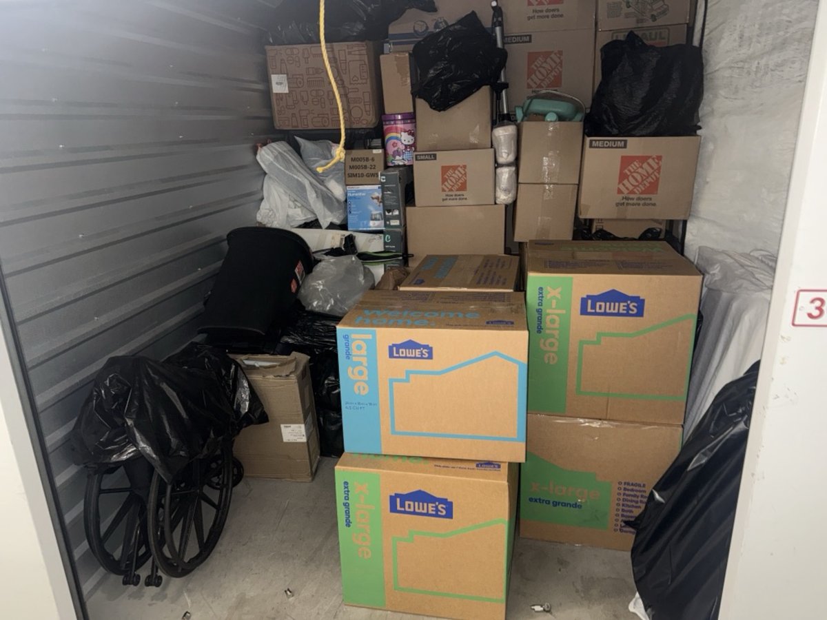 10 x 10 storage unit in Los Angeles, CA