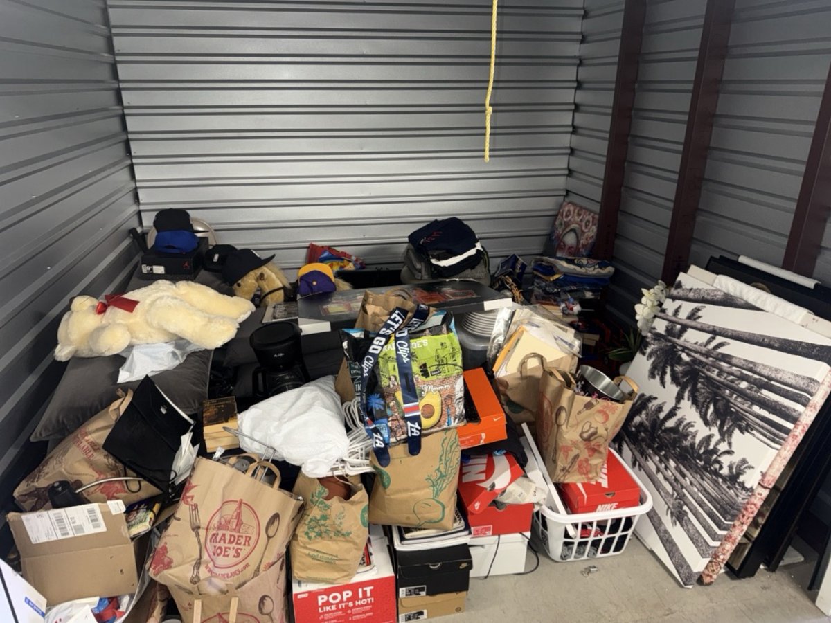 10 x 10 storage unit in Los Angeles, CA
